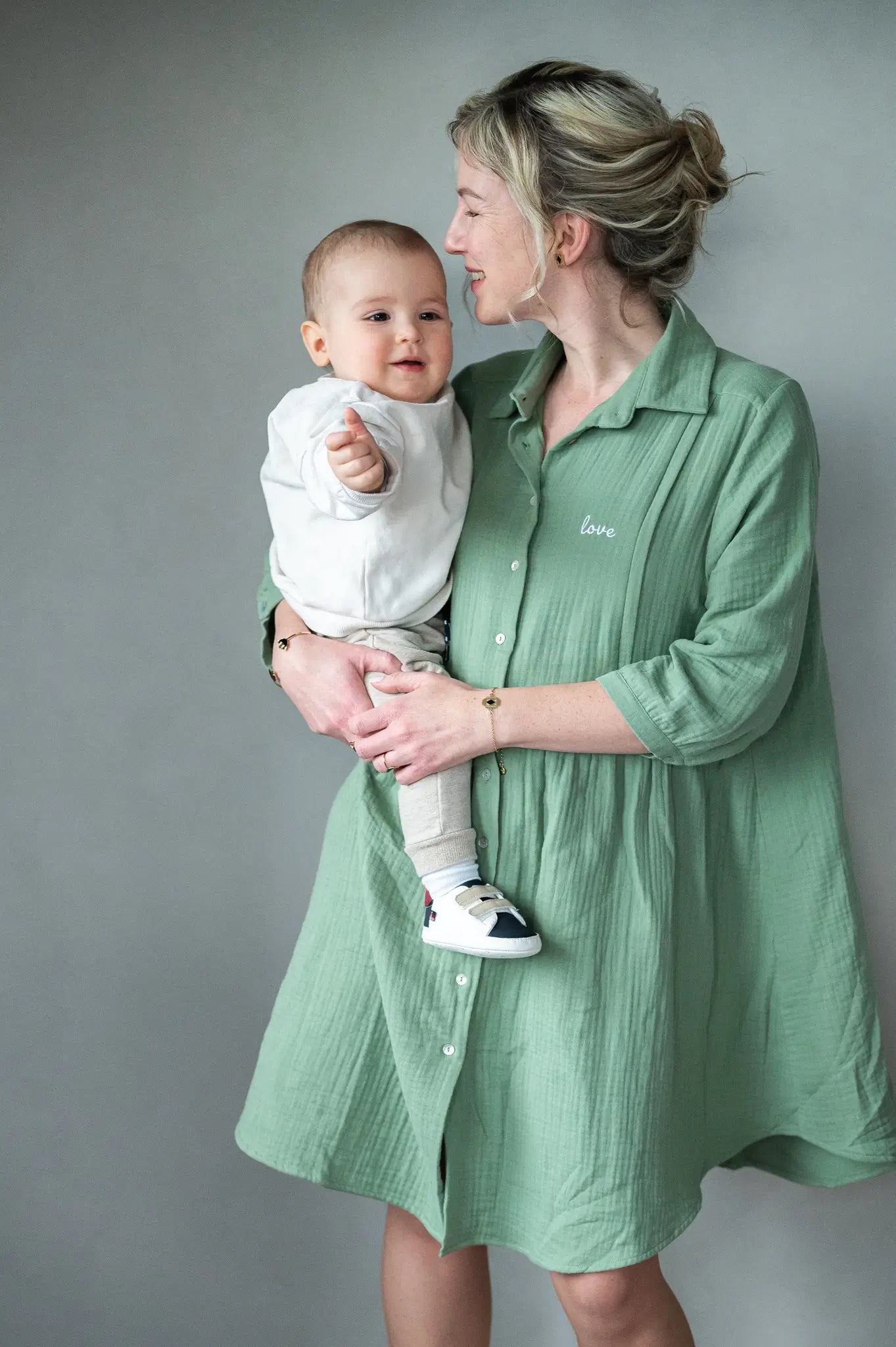 Robe grossesse allaitement LIMKY Love, gaze de coton bio, avant durant et après la grossesse - Etoiles en portage