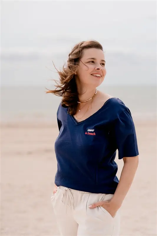 T-shirt allaitement LIMKY Amour is French, coton biologique, fabriqué en Europe, col V, broderie, livraison en Suisse - Etoiles en portage