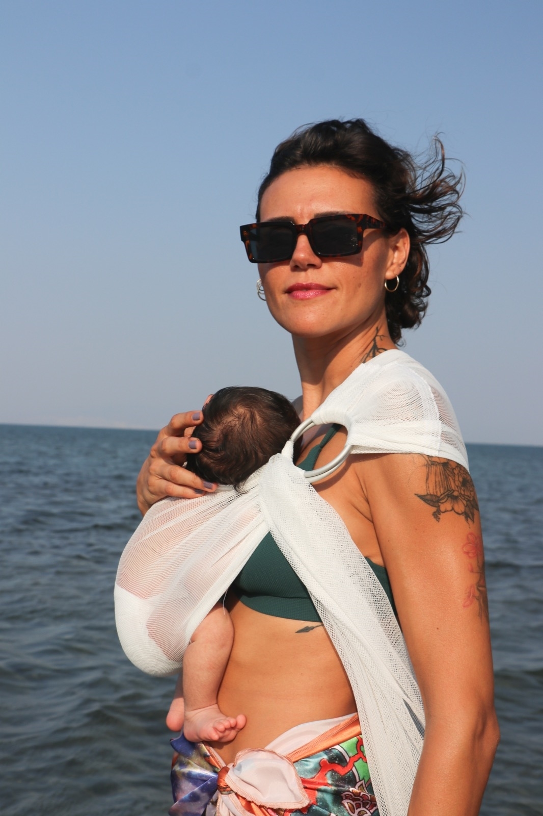 Sling eau NEKO blanc Aqua Ring Sling | Portage aquatique physiologique dès la naissance - Boutique Etoiles en portage Suisse