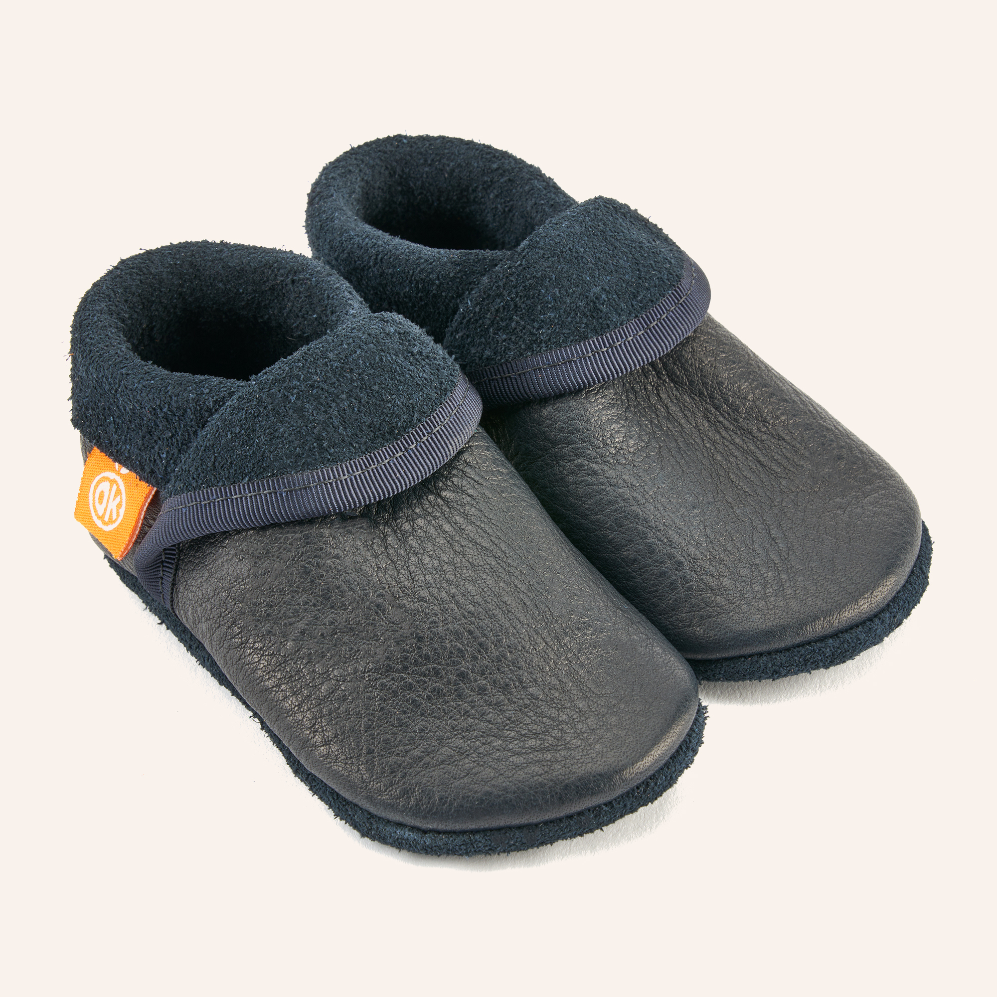 Chaussons cuir ORANGENKINDER Klassik Bleu Soft : cuir bio tanné végétal, semelle tout cuir souple et antidérapante. Fabriqués en Allemagne - Etoiles en portage