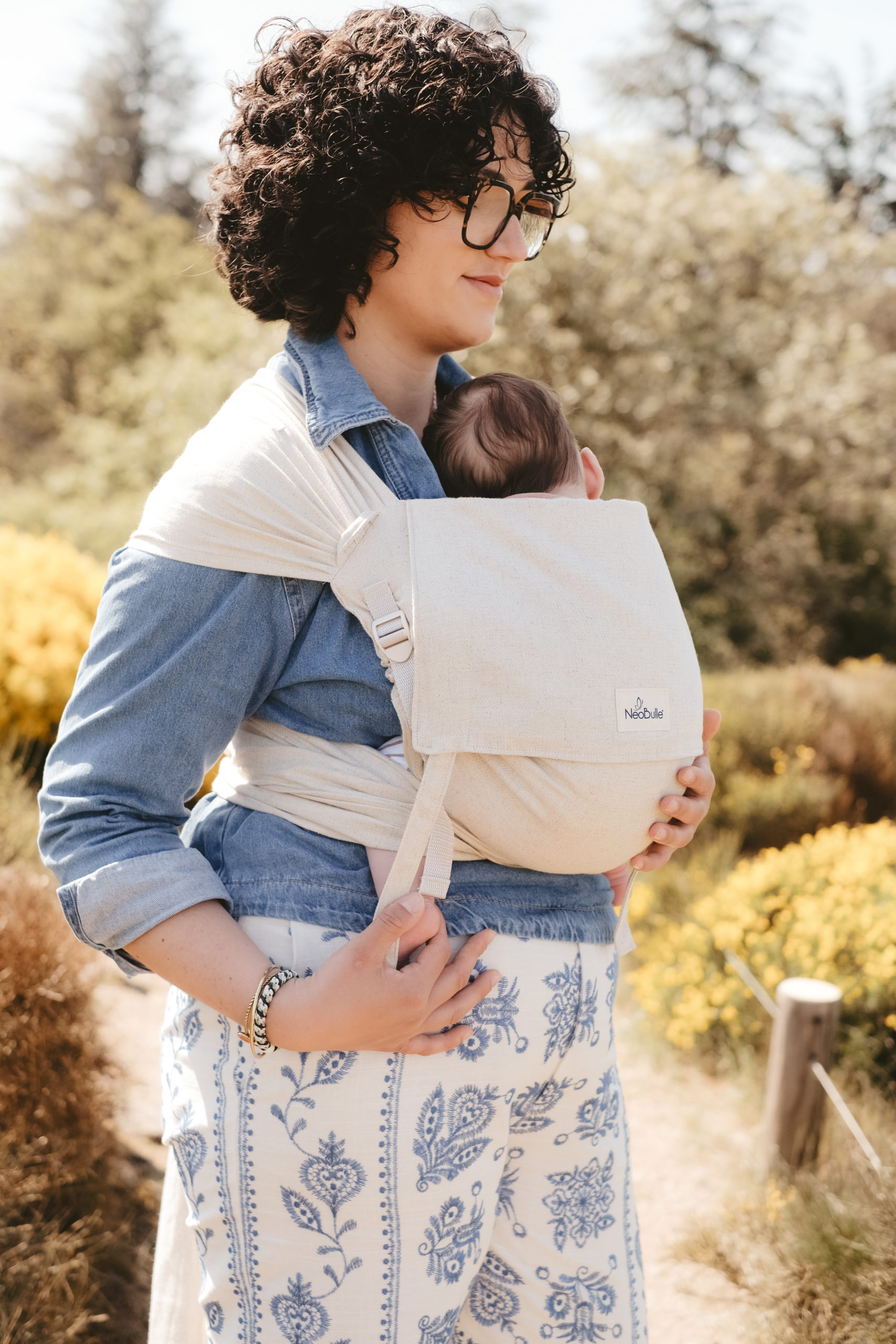 Porte-bébé hybride NEOBULLE P'tit Evo Lin dès la naissance, en 70 % coton bio et 30 % lin. Ceinture à clipser, bretelles à nouer et tablier évolutif - Etoiles en portage