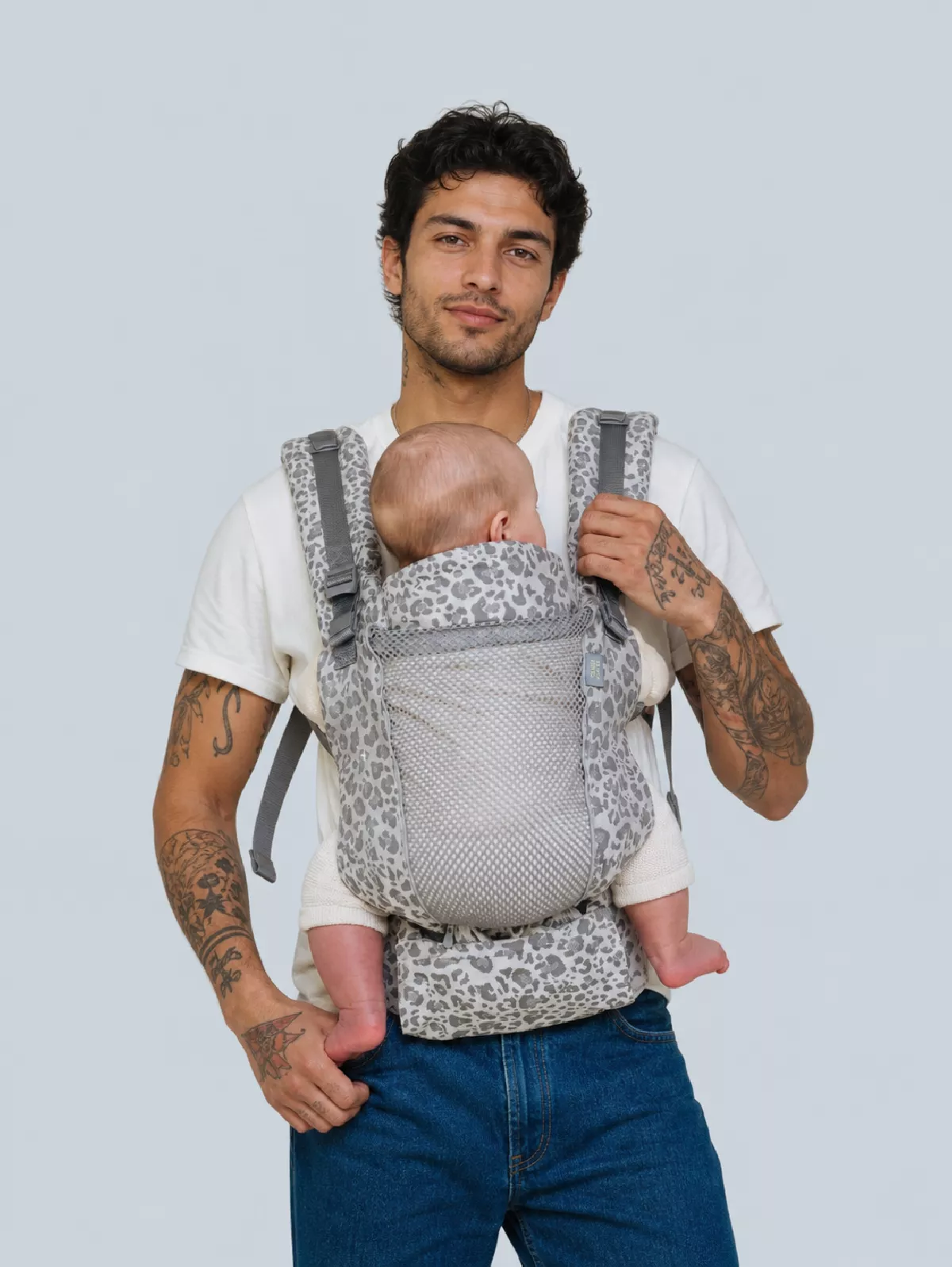 Porte-bébé One Evo LOVE AND CARRY Leo : en coton bio GOTS, évolutif dès la naissance jusqu'à 15 kg. Tablier en coton et en mesh - Etoiles en portage