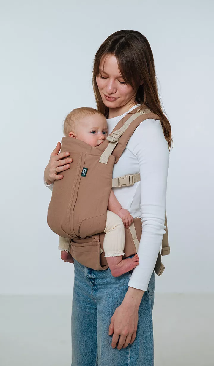 Porte-bébé One Evo LOVE AND CARRY Pecan : évolutif dès la naissance jusqu'à 15 kg, confortable et toutes saisons. Tablier en coton et en mesh - Etoiles en portage