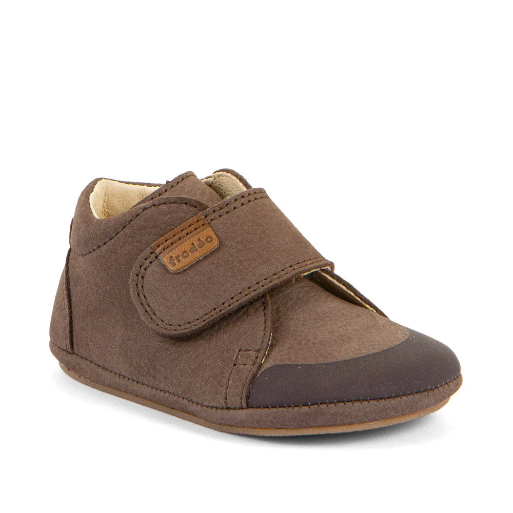 Chaussures barefoot FRODDO First Walk Brown : chaussures barefoot pour les premiers pas. Nubuck déperlant, semelle flexible, doublure cuir - Etoiles en portage